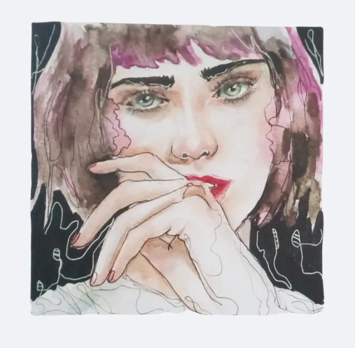 Mujer pelo tonos violeta y ojos verdes